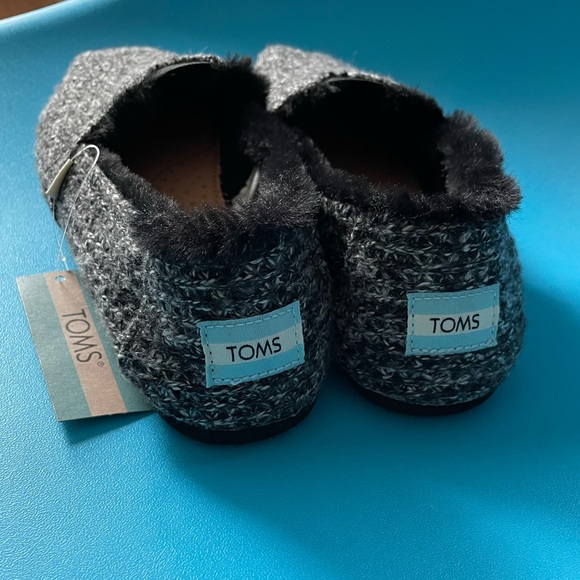 TOMS Belmont black sweater knit w/faux fur shoe - Picture 2 of 6